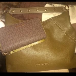 Sale!!🥰🔥🎁NWOT MICHAEL KORS ARIA SHOULDER BAG!